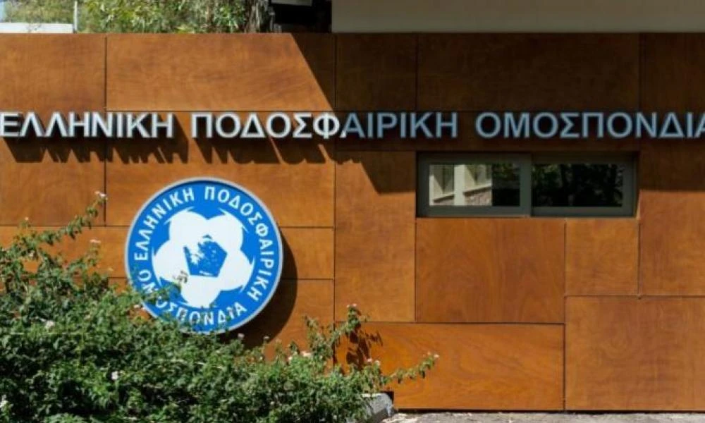 Ολυμπιακοί «επισκέφτηκαν» την ΕΠΟ με πανό κατά ΠΑΟΚ, ΠΑΟ, ΑΕΚ (βίντεο)